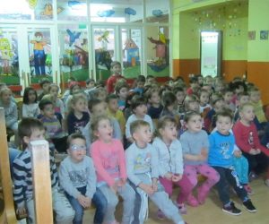 Публика прати представу